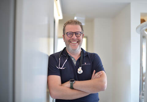 Stefan Waibel arbeitet seit vielen Jahren als Facharzt für Neurologie, Sozialmedizin sowie Physikalische Therapie und Balneologie. Als Chefarzt und Eigentümer der Olgabad Klinik für Rehabilitation gilt er als Verfechter einer patientenorientierten Medizin und als engagierter Gestalter des medizinischen Standorts Bad Wildbad.