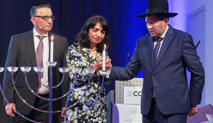 Im Jahr 2022 hatte es bereits einen jüdisch-christlichen Festakt im CCP gegeben. Damals entzündeten Rami Suliman, Vorsitzender der Israelitischen Religionsgemeinschaft Baden, gemeinsam mit Landtagspräsidentin Muhterem Aras und Rabbiner Moshe Flomenmann (von links) die Chanukka-Kerze. Aras wird auch in diesem Jahr erwartet.