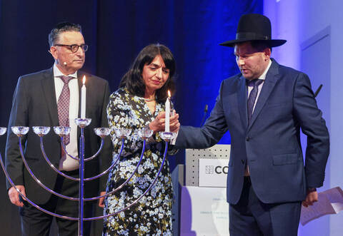 Im Jahr 2022 hatte es bereits einen jüdisch-christlichen Festakt im CCP gegeben. Damals entzündeten Rami Suliman, Vorsitzender der Israelitischen Religionsgemeinschaft Baden, gemeinsam mit Landtagspräsidentin Muhterem Aras und Rabbiner Moshe Flomenmann (von links) die Chanukka-Kerze. Aras wird auch in diesem Jahr erwartet.