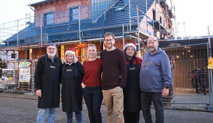 Auf den Neubau in Nöttingen freuen sich Bürgermeisterin Julia Wieland und ihr Partner Jonas Bentz (Mitte) mit dessen Eltern Martina und Hubert Bentz (rechts) und sowie Tante und Onkel Jutta und Volker Kröper (links), die auf dem Bau tatkräftig mithelfen.