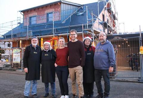 Auf den Neubau in Nöttingen freuen sich Bürgermeisterin Julia Wieland und ihr Partner Jonas Bentz (Mitte) mit dessen Eltern Martina und Hubert Bentz (rechts) und sowie Tante und Onkel Jutta und Volker Kröper (links), die auf dem Bau tatkräftig mithelfen.