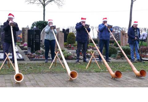 Um Menschen zu erfreuen, spielen die Alphornfreunde Bauschlott am Nachmittag des dritten Advents, auf dem Bauschlotter Friedhof weihnachtliche Weisen. Das Ehepaar Andreas und Bellinda Kubatov (von links), Volker Kohle und Harald Fuchs. Kohles Bruder Lothar erfreut mit seinem Glockenspiel.