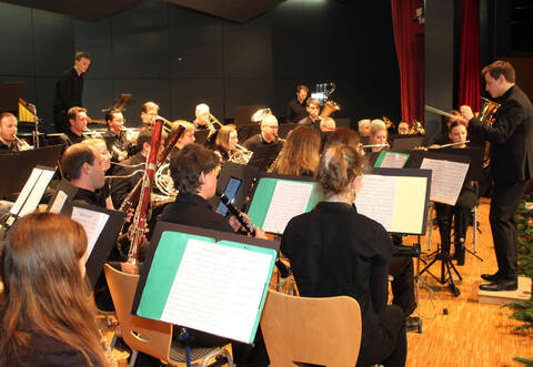 Mit seinem hervorragenden Adventskonzert begeistert das Projektorchester des Ötisheimer Musikvereins unter der Leitung von Lukas Bross am Sonntagabend in der Ötisheimer Erlentalhalle.