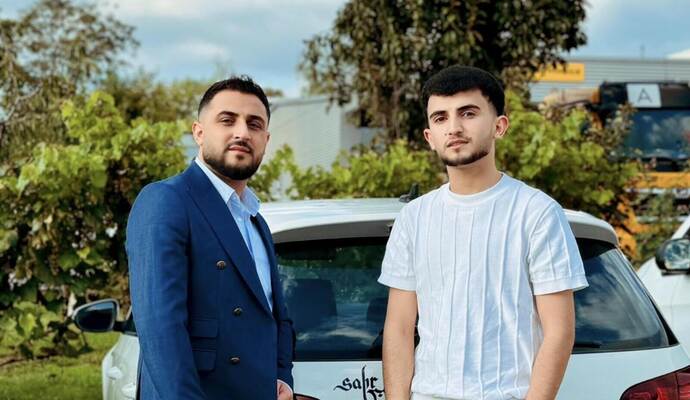 Tag aldin Nawaf Girdu Alyusif (links) kämpft für seinen Halbbruder Azeez Nawaf Gerdo Al-Yousuf. Er hat ihm einen Ausbildungsplatz besorgt. Die Ausbildungsduldung ist vom Regierungspräsidium aber vorerst abgelehnt worden.