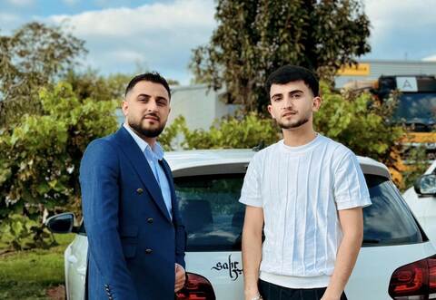 Tag aldin Nawaf Girdu Alyusif (links) kämpft für seinen Halbbruder Azeez Nawaf Gerdo Al-Yousuf. Er hat ihm einen Ausbildungsplatz besorgt. Die Ausbildungsduldung ist vom Regierungspräsidium aber vorerst abgelehnt worden.