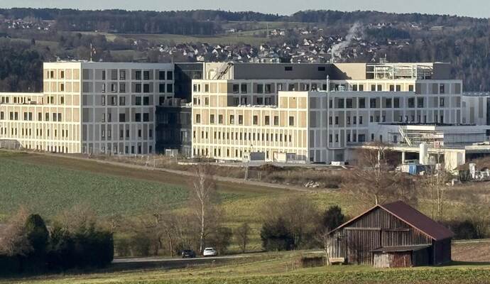 Die neue Calwer Klinik im Stammheimer Gesundheitscampus wird in wenigen Monaten eröffnet. Der hochspezialisierte medizinische Betrieb soll künftig auch die Finanz-situation verbessern.