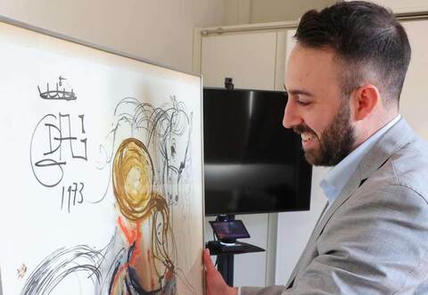 Charles Bamberger junior mit einem Schätz-Objekt Mannheimer Auktionshaus.