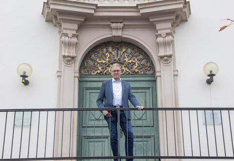 Bürgermeister Jürgen Troll steht alleine da: Der Gemeinderat ist nicht mehr an seiner Seite.