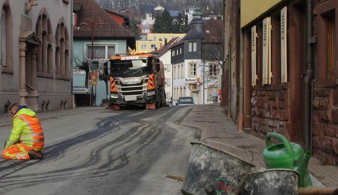 Blitzblank gereinigt soll sich die frisch sanierte Eisinger Ortsdurchfahrt präsentieren, bevor die ersten Autos rollen. Fast zehn Monate war hier gesperrt.
