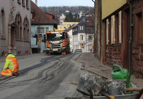 Blitzblank gereinigt soll sich die frisch sanierte Eisinger Ortsdurchfahrt präsentieren, bevor die ersten Autos rollen. Fast zehn Monate war hier gesperrt.