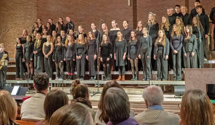 Mit einem stark rhythmischen „Nearer my God to thee“ brachte der Große Chor die Stadtkirche zum Kochen.