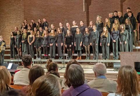 Mit einem stark rhythmischen „Nearer my God to thee“ brachte der Große Chor die Stadtkirche zum Kochen.