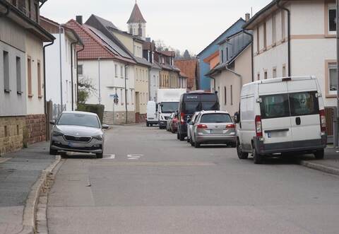 Aktuell stehen in der Königsbacher Ankerstraße im Bereich zwischen Walther-Rathenau- und Unterer Breitstraße noch keine Bäume. Doch das soll sich in Zukunft ändern.