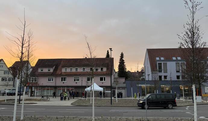 Der umgestaltete Dürrmenzer Marktplatz bietet nun zahlreiche Sitzmöglichkeiten, deutlich mehr Bäume sowie E-Ladestationen für Autos und E-Bikes und zusätzlich eine Servicestation für Fahrräder.