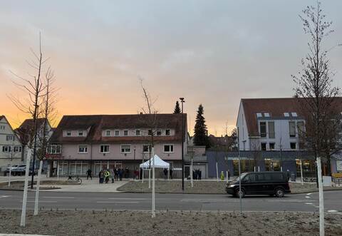 Der umgestaltete Dürrmenzer Marktplatz bietet nun zahlreiche Sitzmöglichkeiten, deutlich mehr Bäume sowie E-Ladestationen für Autos und E-Bikes und zusätzlich eine Servicestation für Fahrräder.