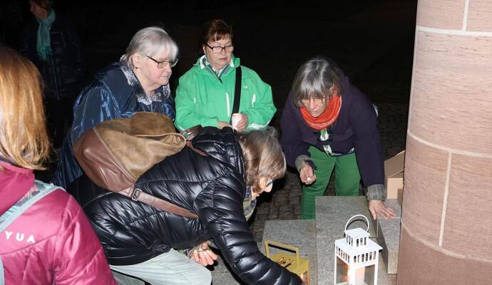Zahlreiche Bürger nutzten die Möglichkeit, eigene Kerzen an den mitgebrachten Flammen des Friedenslichts aus Bethlehem zu entzünden.