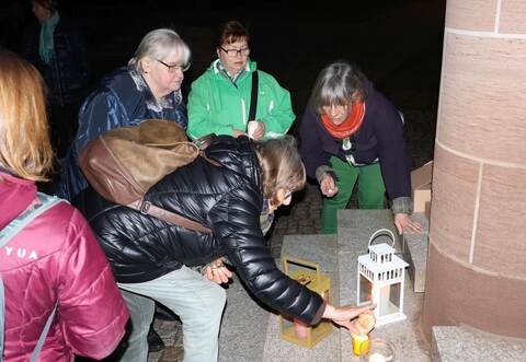Zahlreiche Bürger nutzten die Möglichkeit, eigene Kerzen an den mitgebrachten Flammen des Friedenslichts aus Bethlehem zu entzünden.