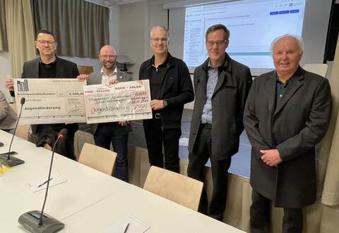 Zwei Spendenschecks in Höhe von jeweils 6500 Euro haben Patric Göhner (links), Alexander Fink (Dritter von links), Gunther Schrade (rechts daneben) und Walter Fink an Bürgermeister Alexander Kozel (Zweiter von links) übergeben.