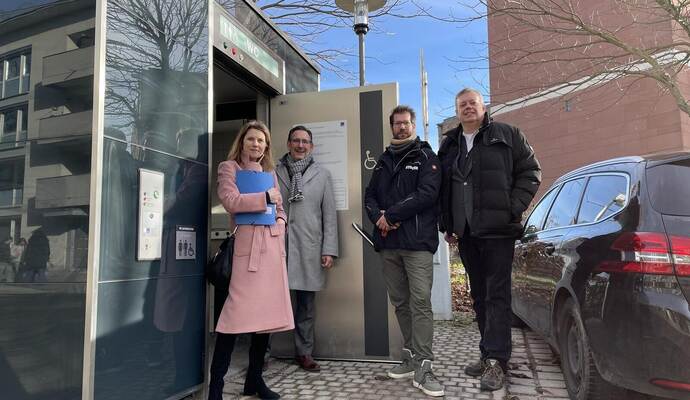 Bewirtschaftet wird die neue öffentliche WC-Anlage in der Melanchthonstraße von der Firma Ströer, gekauft hat sie die WSP. Über die Öffnung zum Januar freuen sich: Kirsten Krehl (WSP), Bürgermeister Tobias Volle, Peter Paulsen (Ströer) und Uwe Weiss (GTA; von links). Roth