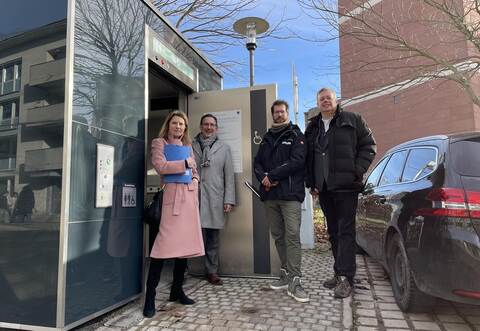 Bewirtschaftet wird die neue öffentliche WC-Anlage in der Melanchthonstraße von der Firma Ströer, gekauft hat sie die WSP. Über die Öffnung zum Januar freuen sich: Kirsten Krehl (WSP), Bürgermeister Tobias Volle, Peter Paulsen (Ströer) und Uwe Weiss (GTA; von links). Roth