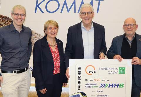 Macher der Hermann-Hesse-Bahn (von rechts): Verkehrsminister Winfried Hermann, Landrat Helmut Riegger sowie Cornelia Christian und Jan Neidhardt von der VVS-Geschäftsführung, die den Kreis Calw in ihr Tarifsystem einbindet.