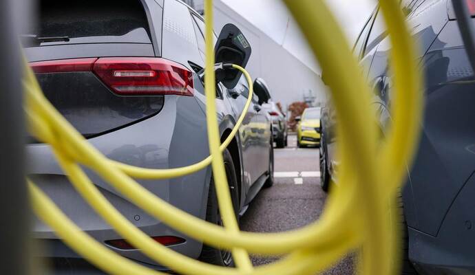 Elektroauto lädt an Ladesäule