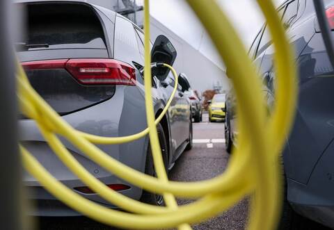 Elektroauto lädt an Ladesäule