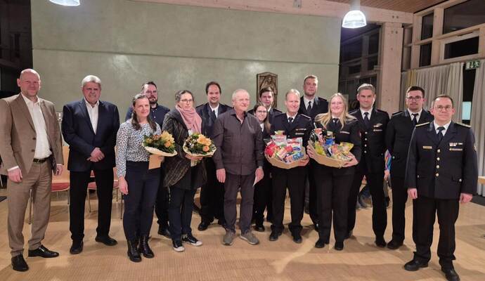 Günter Sierich aus Hohenwart (Mitte) konnte durch das schnelle Eingreifen von Lilli Steiger, Miriam Billes (mit Blumen, von links) und Stephan Killinger (dazwischen) sowie durch die Hilfe der Hohenwarter Feuerwehr gerettet werden.