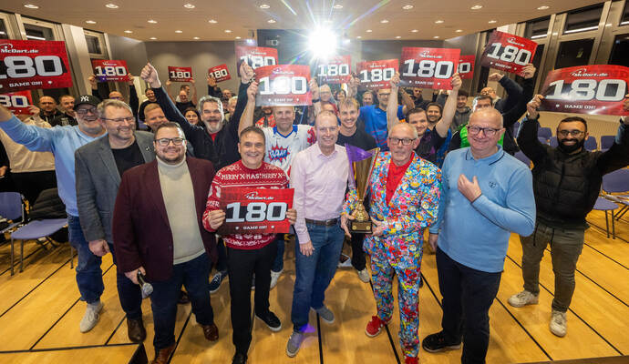 „180“, die mit drei Würfen erreichbare Höchstpunktzahl, schwebt über allen und allem:&nbsp;Im PZ-Forum kocht die Stimmung hoch mit Moderator Kevin Bregula am Mikro, links dahinter PZ-Chefreporter Alexander Heilemann, rechts neben Bregula Initiator Heiko Faber, Ronny Walter, Vorstand Raiffeisenbank Kieselbronn, Ralph Augenstein, Vorstand des 1. FC Kieselbronn, und Bernd Fritz, der sportliche Leiter (von links).