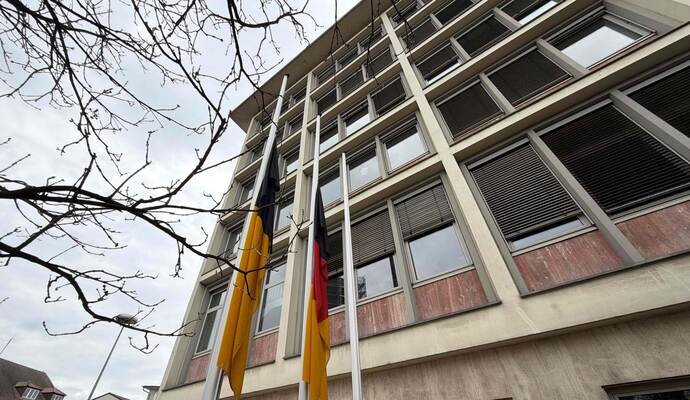 Vor dem Pforzheimer Polizeipräsidium hängen die Flaggen auf halbmast.