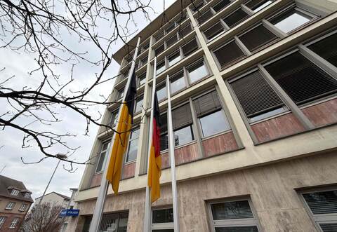 Vor dem Pforzheimer Polizeipräsidium hängen die Flaggen auf halbmast.