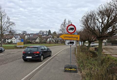 Auf die Ortsumfahrung geleitet werden Lkw-Fahrer vor dem Nöttinger Ortszentrum.