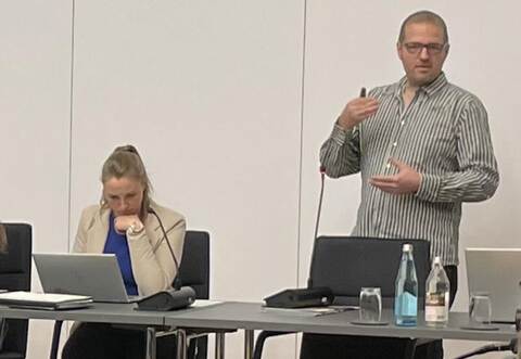 Kai Rebmann stellt die Pläne vor, Bürgermeisterin Julia Wieland hört konzentriert zu.