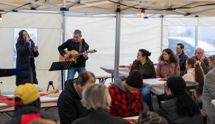 Mit musikalischer Begleitung feiern die Bewohner im Eutinger Tal ihre jährliche Weihnachtsfeier.
