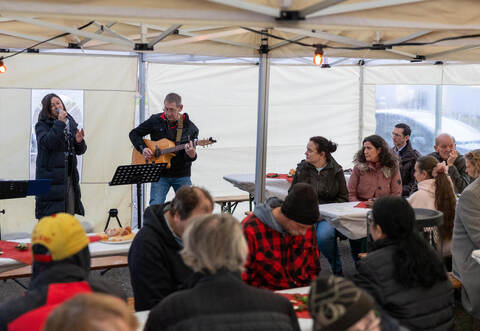 Mit musikalischer Begleitung feiern die Bewohner im Eutinger Tal ihre jährliche Weihnachtsfeier.