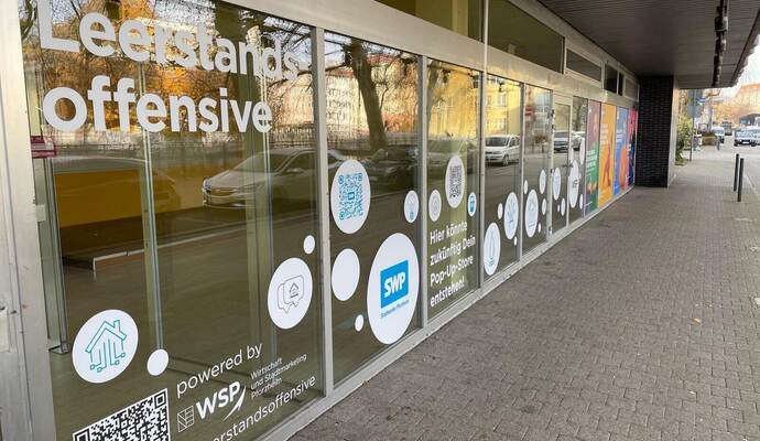 Die WSP benutzt derzeit nicht bespielte Schaufenster wie in der Jörg-Rathgebstraße dazu, um auf ihre Leerstandsoffensive mit Hilfestellung aufmerksam zu machen.