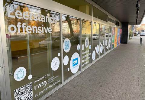 Die WSP benutzt derzeit nicht bespielte Schaufenster wie in der Jörg-Rathgebstraße dazu, um auf ihre Leerstandsoffensive mit Hilfestellung aufmerksam zu machen.