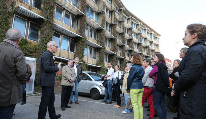Architekten um ihren Pforzheimer Kammergruppenvorsitzenden Hans Göz (dritter von links), der Kulturrat und etliche Bürger kritisieren den geplanten Abriss des bundesweit als Baudenkmal gefeierten und denkmalgeschützten alten Technischen Rathauses seit Jahren. Das Bild zeigt eine Veranstaltung aus dem Jahr 2016. Der städtische Denkmalschützer hatte damals einen Maulkorb verhängt bekommen.