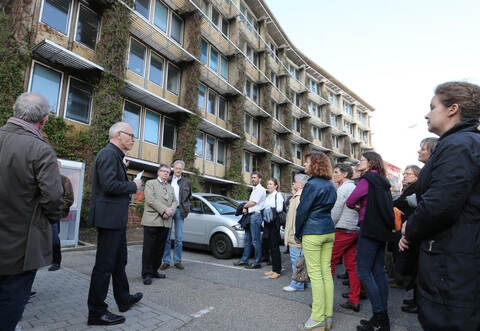 Architekten um ihren Pforzheimer Kammergruppenvorsitzenden Hans Göz (dritter von links), der Kulturrat und etliche Bürger kritisieren den geplanten Abriss des bundesweit als Baudenkmal gefeierten und denkmalgeschützten alten Technischen Rathauses seit Jahren. Das Bild zeigt eine Veranstaltung aus dem Jahr 2016. Der städtische Denkmalschützer hatte damals einen Maulkorb verhängt bekommen.