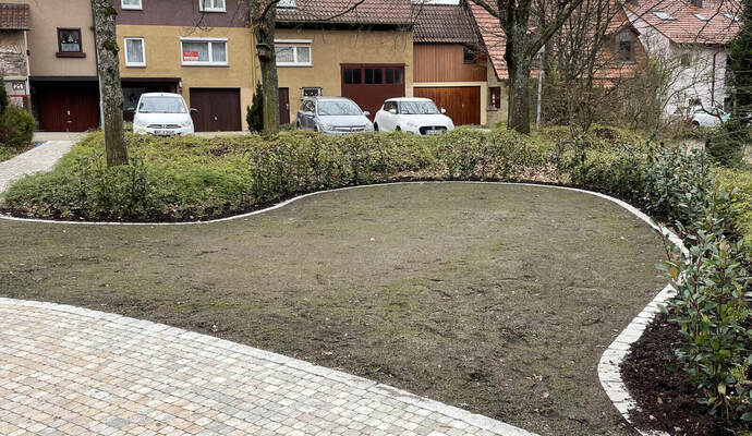 Auf dieser Fläche im Dorfgarten soll der „Stammtisch“ zum Verweilen aufgestellt werden.