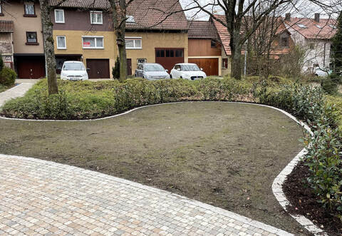 Auf dieser Fläche im Dorfgarten soll der „Stammtisch“ zum Verweilen aufgestellt werden.
