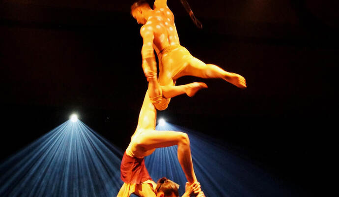 Grazile Luftakrobatik zeigt das Duo Katharine&amp;Johann.