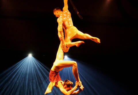 Grazile Luftakrobatik zeigt das Duo Katharine&amp;Johann.