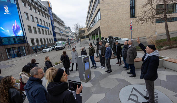 Mit PZ Nova interagieren: Andreas Aust (rechts), Chefentwickler bei Luftschloss, zeigt einer Delegation aus Professoren und Studenten der Hochschule Pforzheim, was die Videowall am PZ-Medienhaus leisten kann.