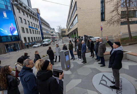 Mit PZ Nova interagieren: Andreas Aust (rechts), Chefentwickler bei Luftschloss, zeigt einer Delegation aus Professoren und Studenten der Hochschule Pforzheim, was die Videowall am PZ-Medienhaus leisten kann.