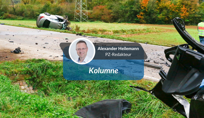 Ein Trümmerfeld ist die B293 nach dem tödlichen Unfall am frühen Montagmorgen. Im Hintergrund liegt der Mercedes der mutmaßlichen Verursacher, vorn der Polo, in dem ein 46-Jähriger starb.