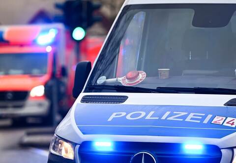 Polizei und Krankenwagen