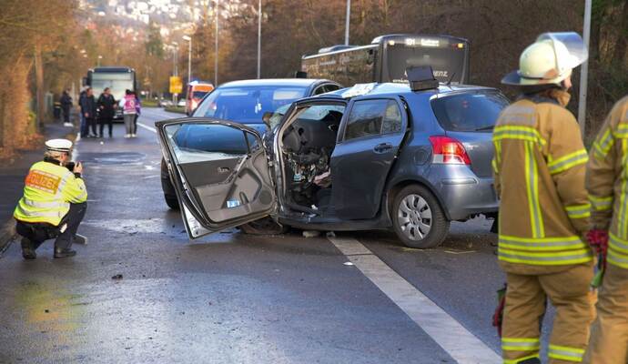 Kollision von Linienbus und Auto – mindestens ein Verletzter
