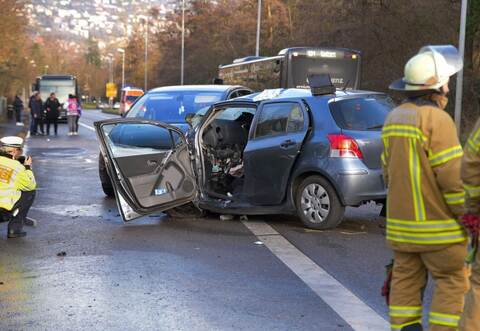 Kollision von Linienbus und Auto – mindestens ein Verletzter