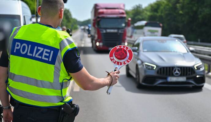 Symbolbild - Grenzkontrolle auf der A12